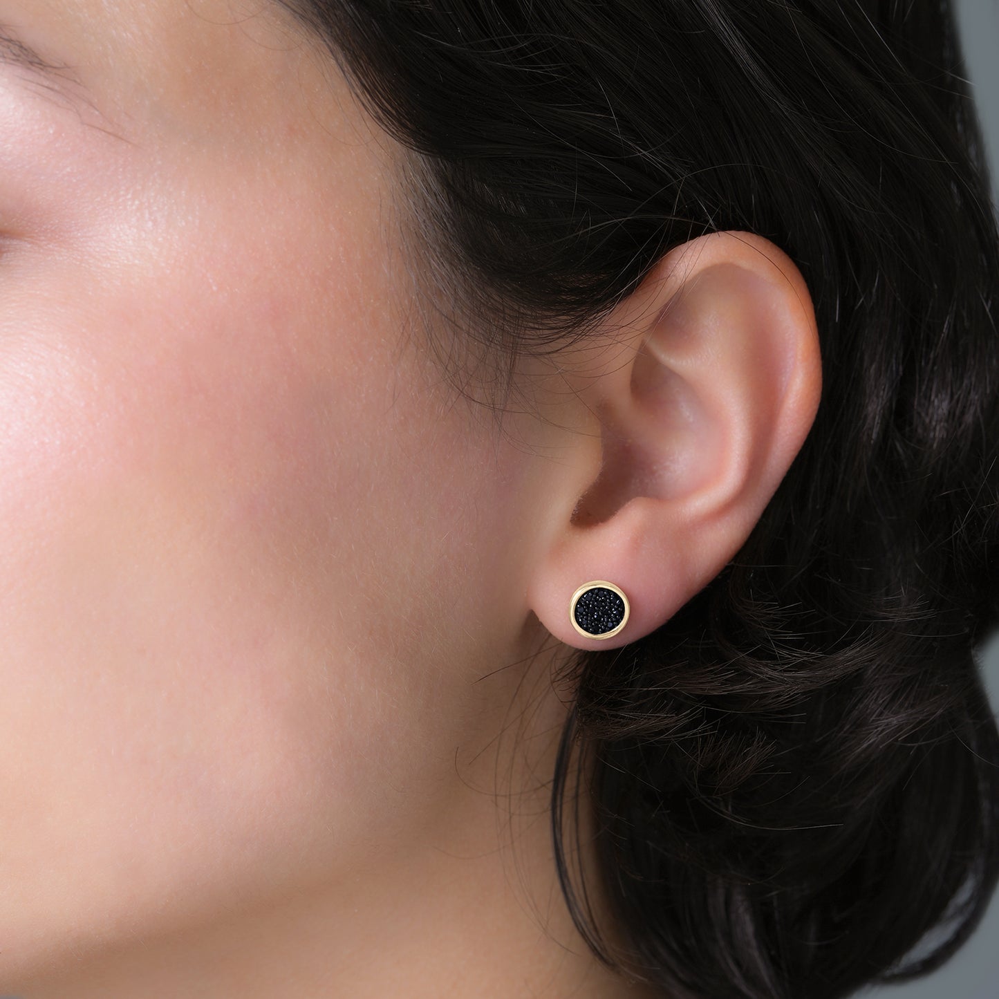 Black circle earrings in Yellow Gold