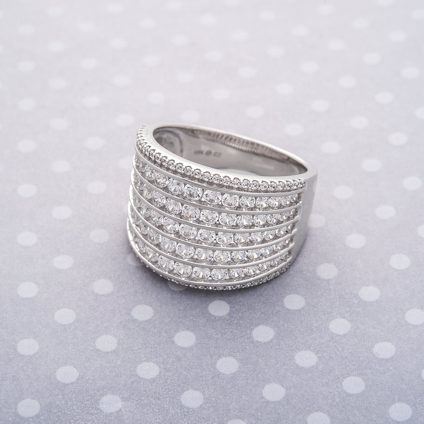Rainha Diamond Band in White Gold