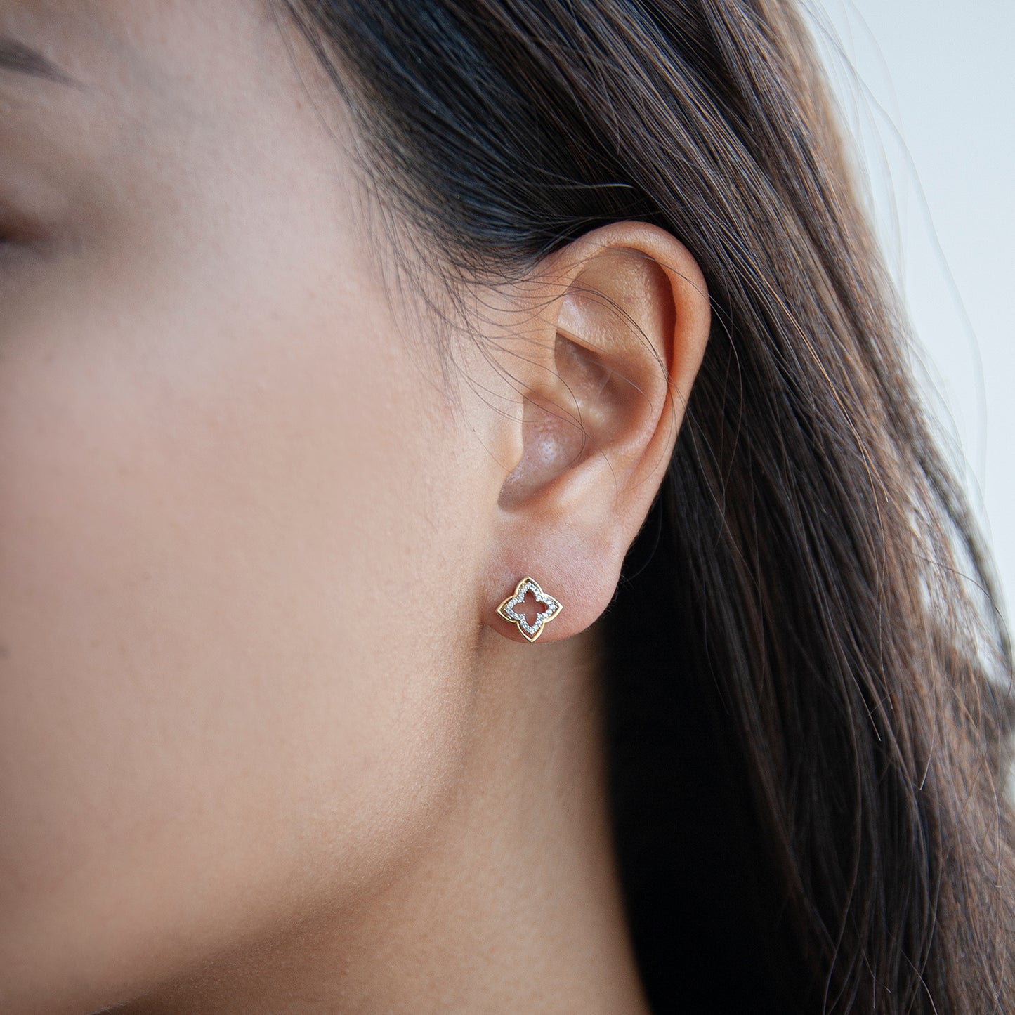 Eti Open Clover Stud Earrings In Girl Ear