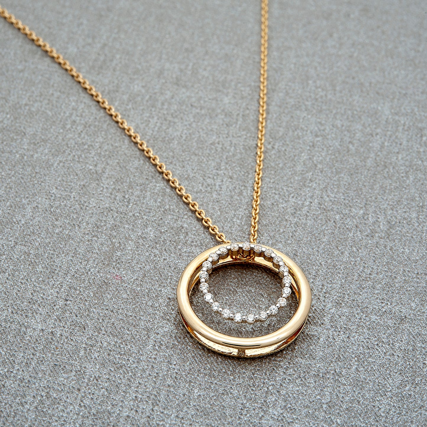 Pascha Diamond Round Pendant in Yellow Gold