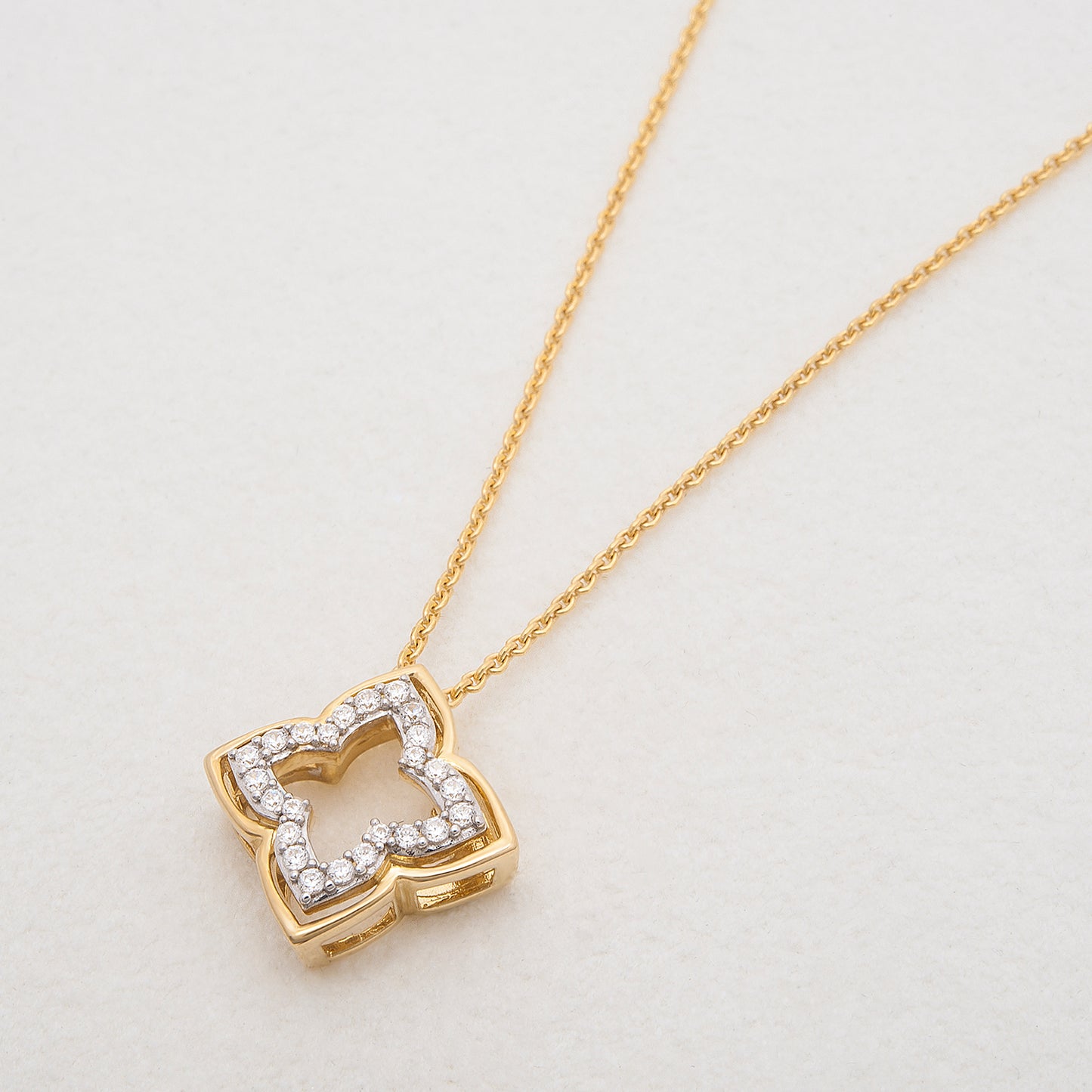 Pippin Clover Pendant in Yellow Gold