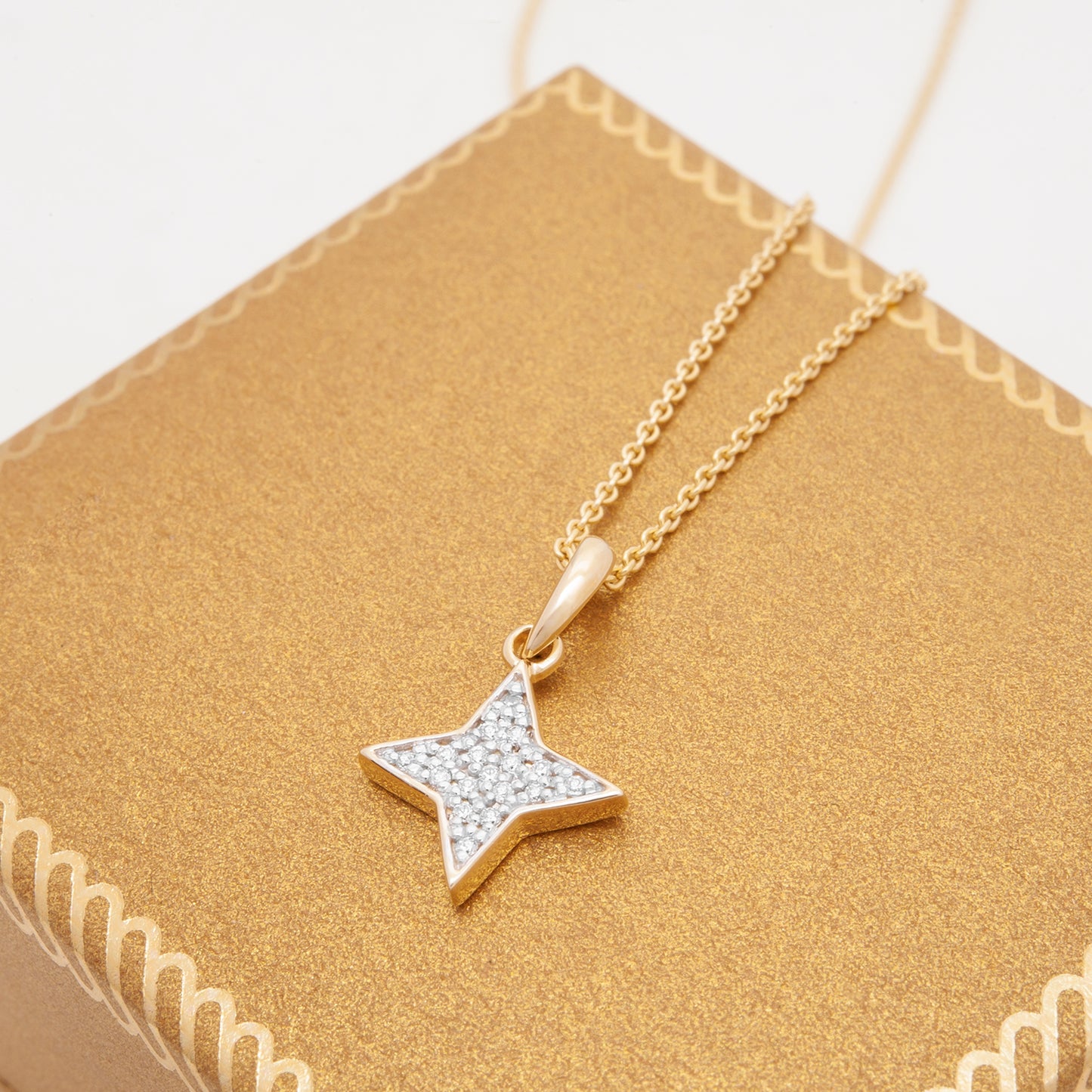 Prima Diamond Star Pendant in Yellow Gold