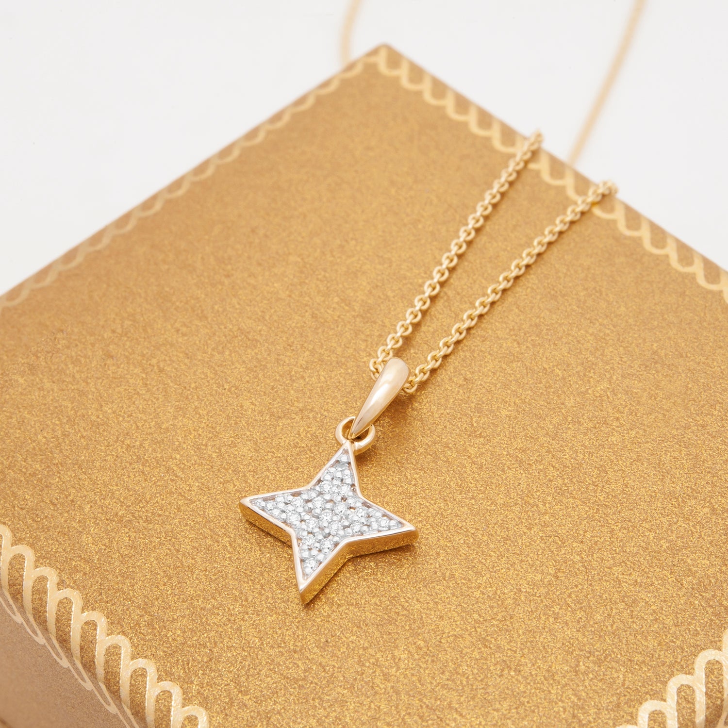 Prima Diamond Star Pendant in Yellow Gold