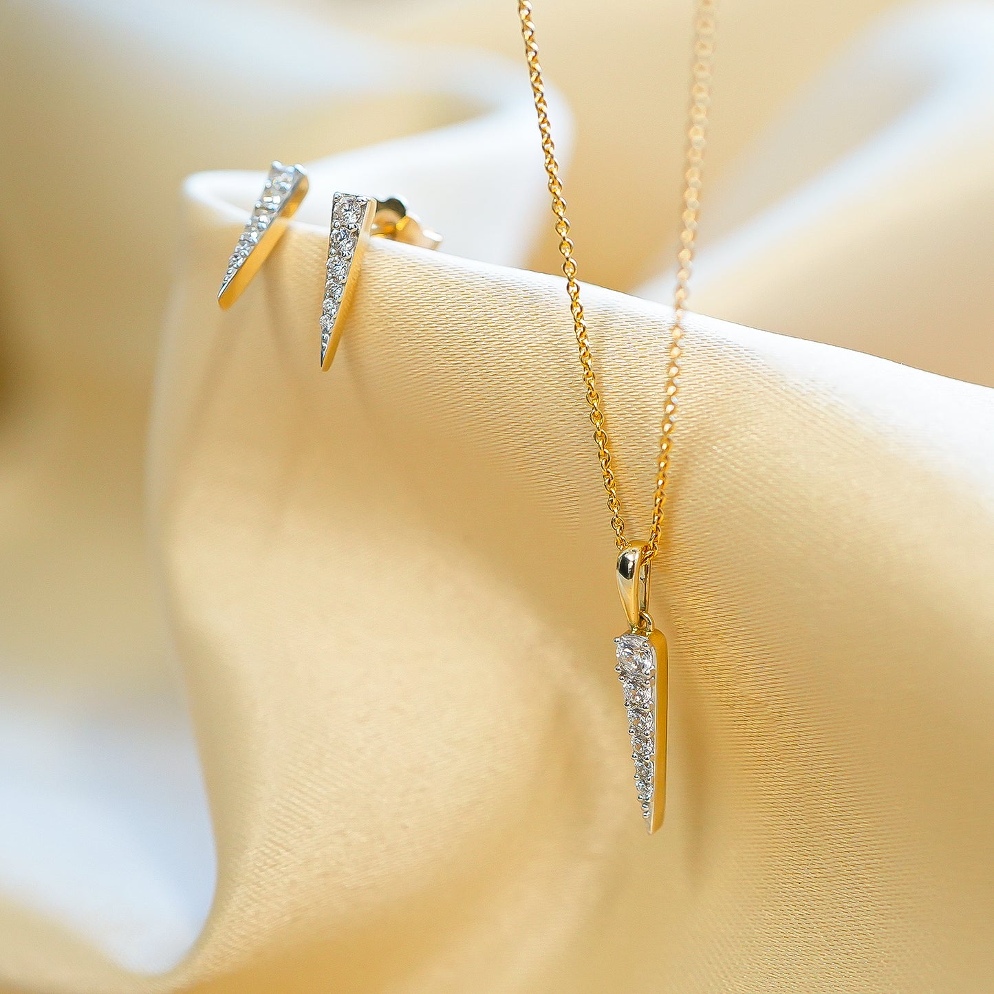 Demi Diamond Spear Pendant With Gold Chain With Earring