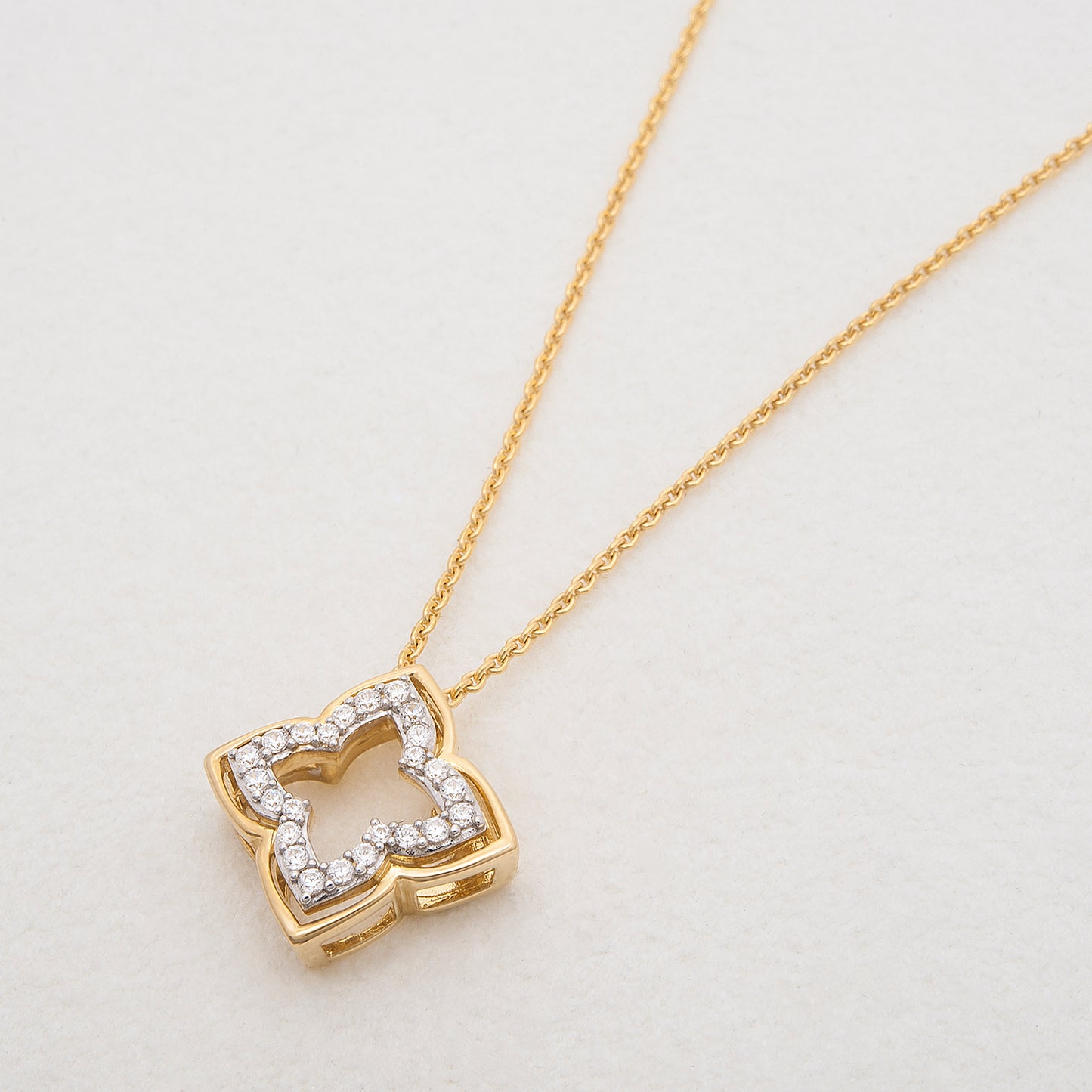 Pippin Clover Pendant in Yellow Gold