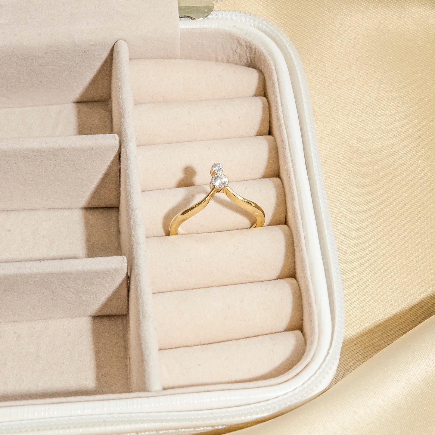 Heluviee Arched Diamond Ring In Gold box